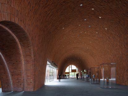 Interior de una de las bóvedas que conforman el museo Imperial con la iluminación como salidas de humo y la cerámica expuesta en vitrinas.