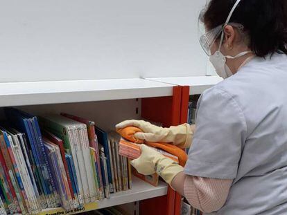 Valdepeñas desinfecta hasta los libros en las labores de limpieza de colegios y centros públicos