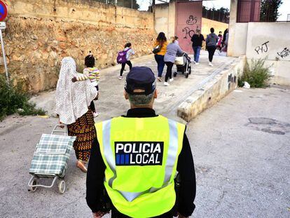 Un policía local en la entrada del colegio Son Roca en Palma.