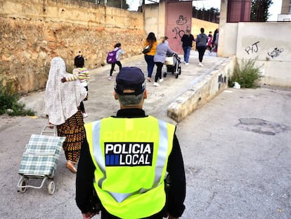 Un policía local en la entrada del colegio Son Roca en Palma.