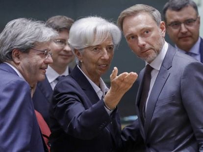 De izquierda a derecha, el comisario europeo de Economía, Paolo Gentiloni, la presidenta del BCE, Christine Lagarde, y el ministro de Finanzas alemán, Christian Lindner, el pasado 23 de mayo en Bruselas.