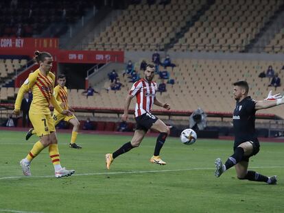 Griezmann bate a Unai Simón en el 1-0, este sábado en La Cartuja. / ALEJANDRO RUESGA