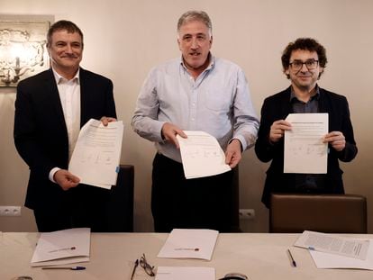 Los portavoces de los grupos municipales de EH Bildu, Geroa Bai y Contigo-Zurekin, Joseba Asiron, Mikel Armendáriz y Txema Mauleón, firman esta tarde el programa de gobierno para el ejecutivo municipal de Pamplona.