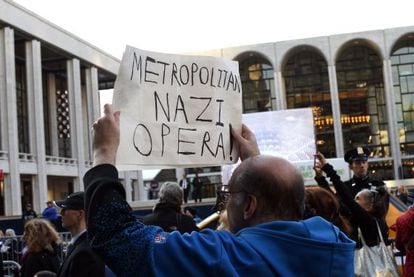 Manifestantes, el lunes por la noche, en la puerta de la Metropolitan Opera House neoyorquina, protestando contra la representaci&oacute;n de la &oacute;pera &#039;La muerte de Klinghoffer&#039;