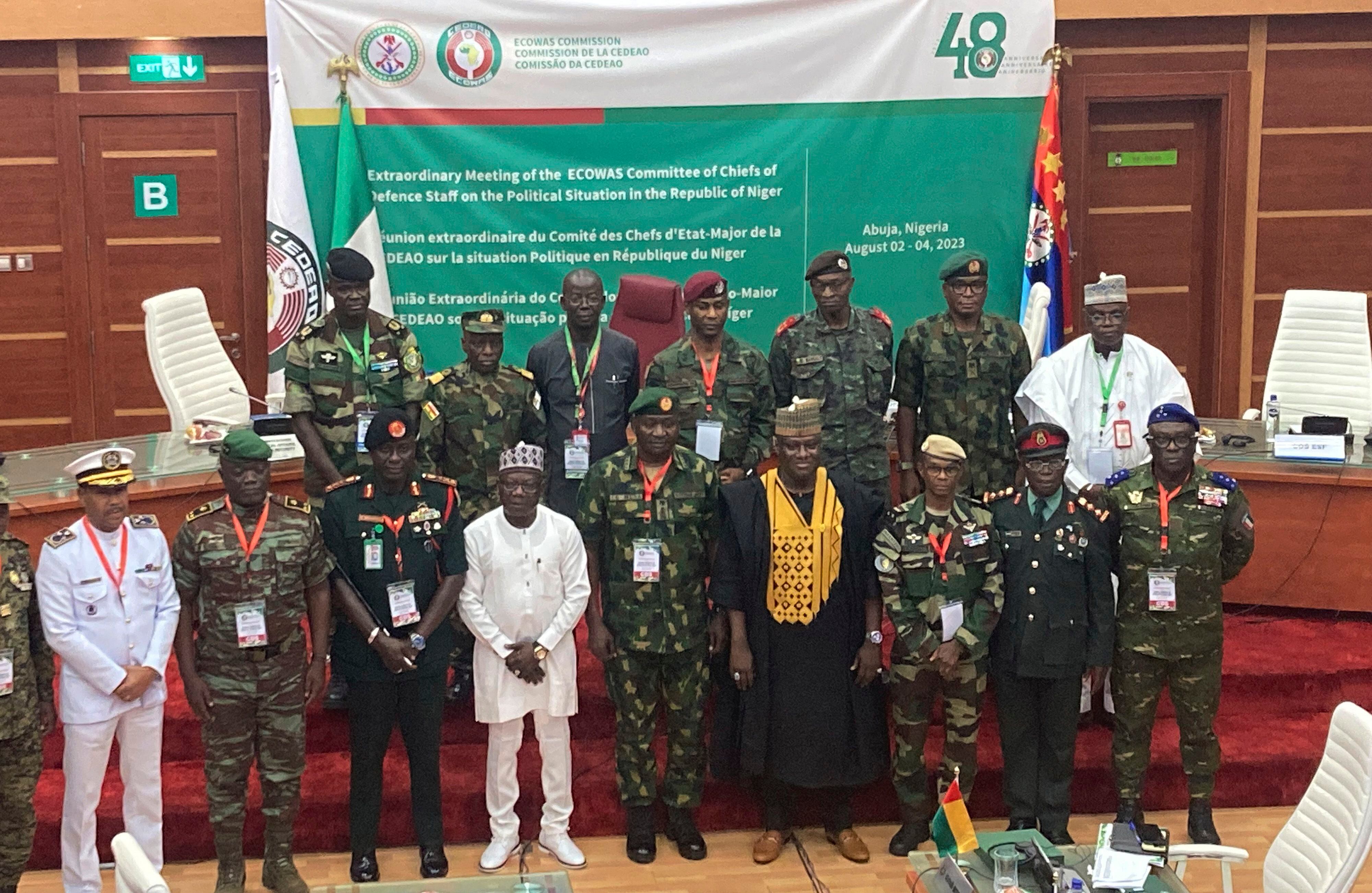 Los ministros de Defensa de los países de la Cedeao, con excepción de Malí, Burkina Faso, Chad, Guinea-Conakri y Níger, tras su reunión el 4 de agosto en Abuja (Nigeria).