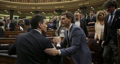S&aacute;nchez (izquierda) y Rivera se saludan en el Congreso, el pasado viernes.