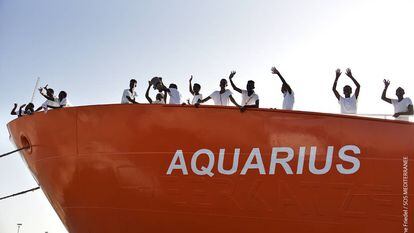 Barco Aquarius con el relieve de su nombre cuando era un buque guardacostas alemán