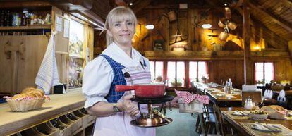 Una camarera del restaurante Le Chalet con una fondue.