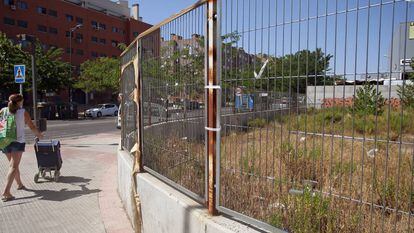 Parcela en el barrio del Puerto, de Coslada, donde se pretende construir una gasolinera.