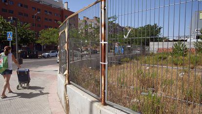 Parcela en el barrio del Puerto, de Coslada, donde se pretende construir una gasolinera.