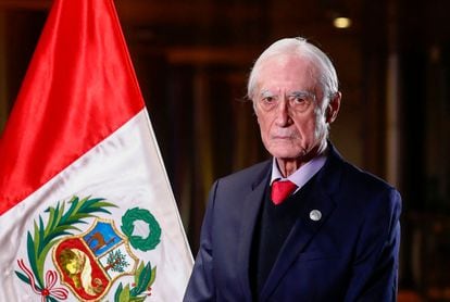 Foto oficial del exministro de Exteriores de Perú, Héctor Béjar, difundida por el Gobierno el 29 de julio de 2021.