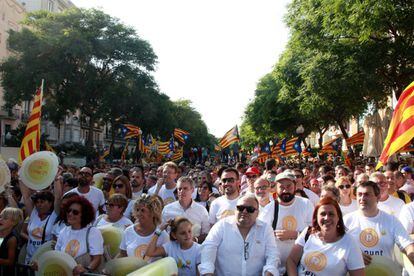 Alcaldes y concejales, en primera fila de la manifestación en Tarragona