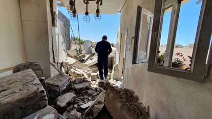 Un residente del barrio de Znatah, en Trípoli, pasea entre los escombres de su vivienda, tras el bombardeo efectuado por las tropas del mariscal Jalifa Hafter.