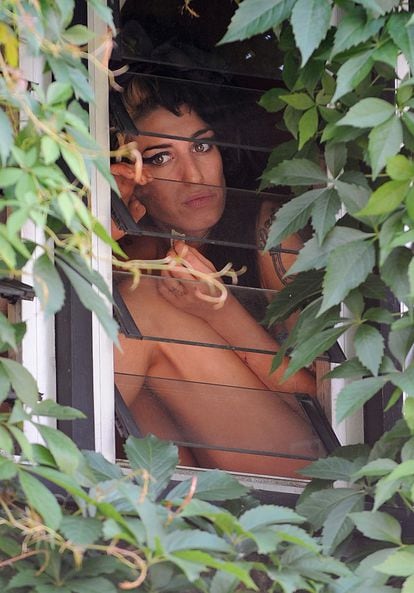 Amy Winehouse mira por la ventana de su casa, en junio de 2008, en Londres.