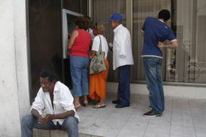 Fotografía en la que se observa a varias personas al hacer fila ante un cajero electrónico en Santa Clara (Cuba). EFE/Archivo