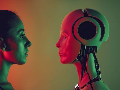 Un robot como facciones humanas y una mujer se miran el uno al otro.