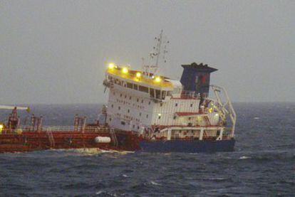 El <i>Uranus</i>, escorado, tras colisionar con otro buque en el Canal de la Mancha, en una foto cedida por la marina francesa.