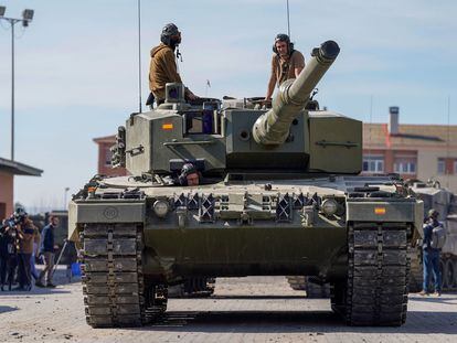 Soldados ucranios operan un tanque Leopard 2A4 en un ejercicio de entrenamiento en la base militar de San Gregorio en Zaragoza, en marzo de 2023.