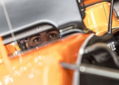 El piloto español de Fórmula Uno Fernando Alonso, de McLaren, dirige su monoplaza durante la sesión de entrenamientos libres celebrada en el circuito de Albert Park, en Australia.