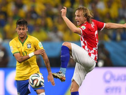 Rakitic intenta controlar el bal&oacute;n ante Neymar en el Brasil-Croacia. 