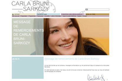 Carla Bruni ha dejado un mensaje en su web anunciando que el nombre de su hija es Giulia.