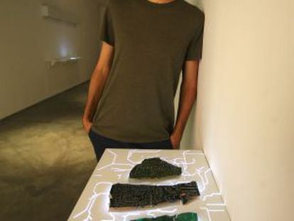 El artista Daniel Canogar, con parte de su muestra.