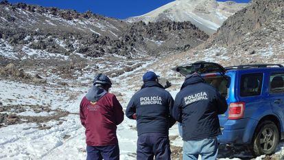 Policías municipales y personal de protección civil durante las labores de búsqueda.