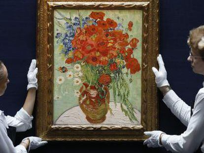 Dos empleados de Sotheby&#039;s muestran un cuadro de Van Gogh que se subast&oacute; en octubre pasado en Londres.