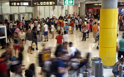 Viatgers a la terminal 4 de l'aeroport de Madrid-Barajas.