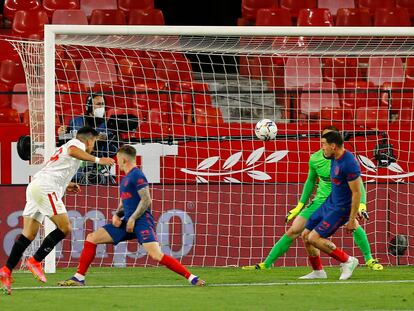 Acuña bate de cabeza a Oblak este domingo en el Sánchez Pizjuán.