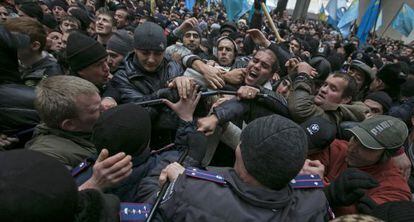 La policía de Crimea trata de separar a simpatizantes prorusos y tártaros que se enfrentaron este miércoles.
