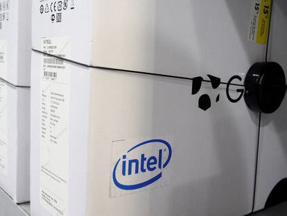 El logo de Intel, en la caja de un ordenador en Phoenix, Arizona, en una imagen de archivo.