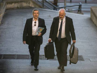 Gin&eacute;s Jim&eacute;nez (a la izquierda) y su abogado Oskar Zein, a la entrada de la Audiencia Provincial.