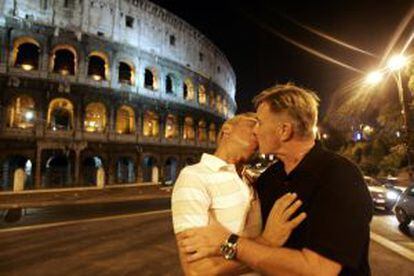 Dos hombres se besan ante el Coliseo de Roma en solidaridad con una pareja detenida en 2007 por besarse de forma "indecente".