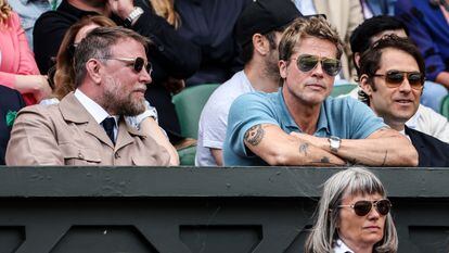 Guy Ritchie y Brad Pitt en la final masculina de Wimbledon, el 16 de julio de 2023, en Londres.