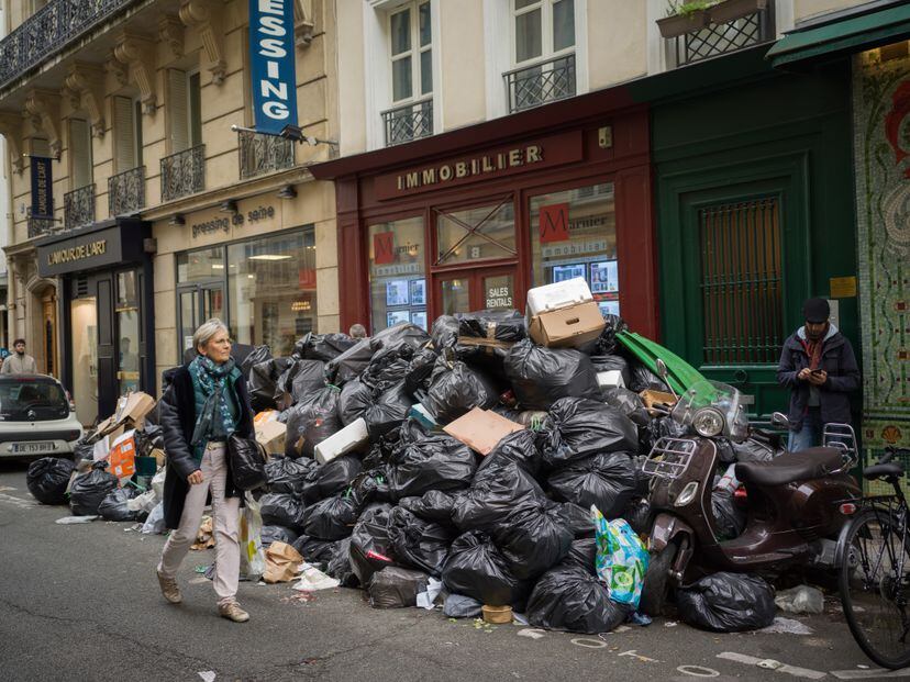 Montañas de basura se acumulan en el barrio latino de París, uno de los mas visitados por el turismo, el miércoles.