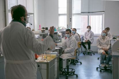 Prácticas de microbiología en la Escuela de Ingenieros Agrónomos de la Universidad Politécnica de Madrid, el 26 de noviembre.