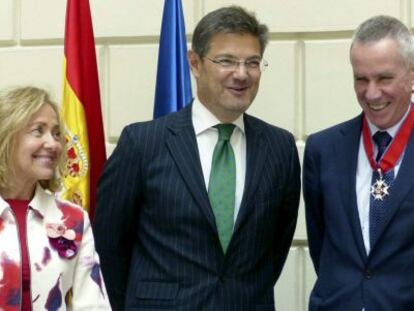 Consuelo Madrigal y Rafael Catal&aacute; junto al fiscal franc&eacute;s Fran&ccedil;ois Molins el 10 de junio.