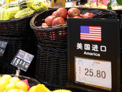 Frutas de Estados Unidos a la venta en un mercado de Pek&iacute;n, la capital de China.
