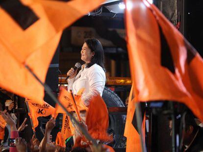Keiko Fujimori habla a sus seguidores en Lima.