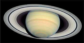 Imagen de Saturno realizada por el <i>Hubble</i>, que ha combinado cuatro filtros para recrear lo que vería el ojo humano a través de un telescopio.