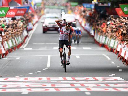 Marc Soler cruza la meta durante la quinta etapa de la Vuelta a España celebrada este miércoles entre Irun y Bilbao.