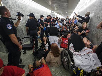 Grupos de pacientes protestando el lunes en el Congreso contra la reforma republicana