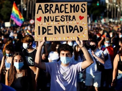 Un joven con una pancarta durante la manifestación del Orgull LGTB+ bajo el lema Els drets trans són drets humans celebrada en Valencia en junio de 2021.