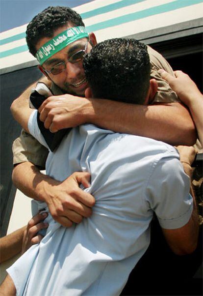 Un  ex prisionero es abrazado por un familiar en el paso fronterizo de Erez.