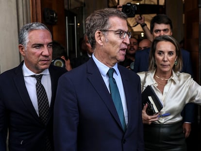 Alberto Núñez Feijóo, entre el coordinador general del PP, Elías Bendodo, y la portavoz parlamentaria, Cuca Gamarra, salía del Congreso este viernes tras la votación.