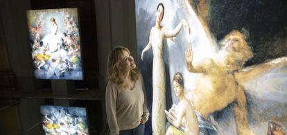 La artista Denise de La Rue frente a una de sus 'ángelas' instaladas en la Ermita de San Antonio de la Florida.