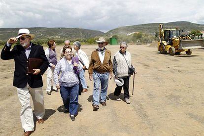 Miembros de la cooperativa al recorrer ayer el solar en el que el próximo sábado colocarán la primera piedra de su residencia común.