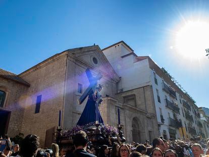 Nuestro Padre Jesús Nazareno, conocido como 'El Abuelo', procesiona por las calles de Jaén en rogativa por la lluvia.