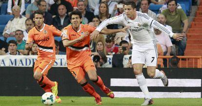 Ronaldo disputa un balón con Parejo